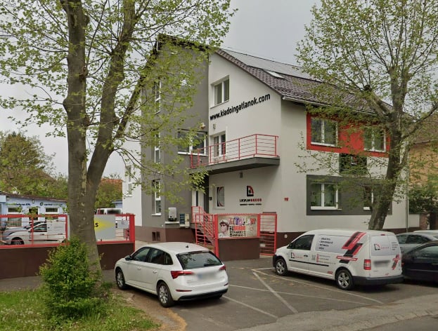 A Litoplan Dekor miskolci műhelye és irodája az utca felől