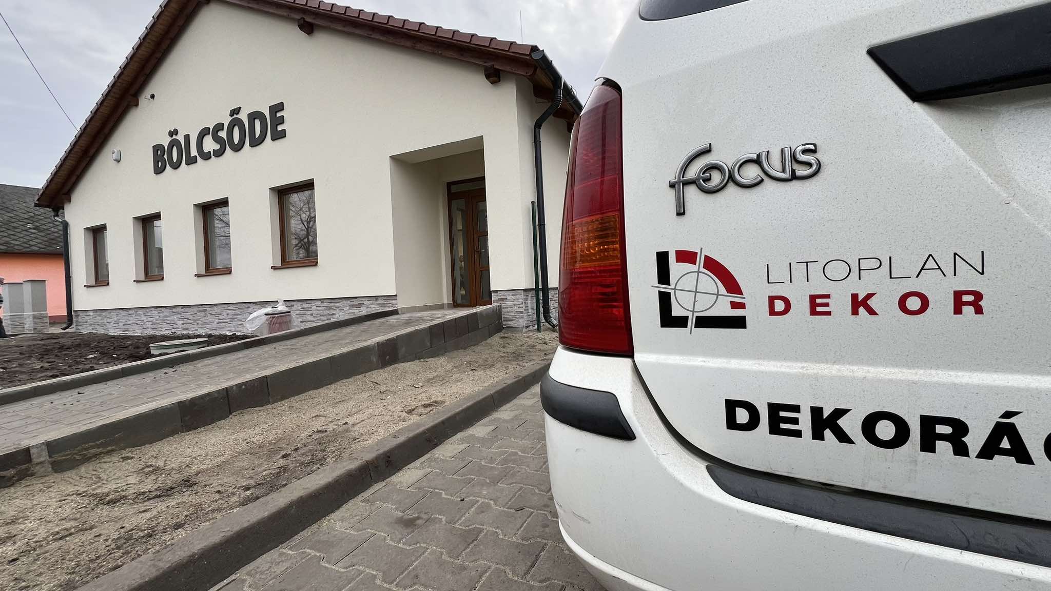 Bölcsőde homlokzati 3D-s felirat