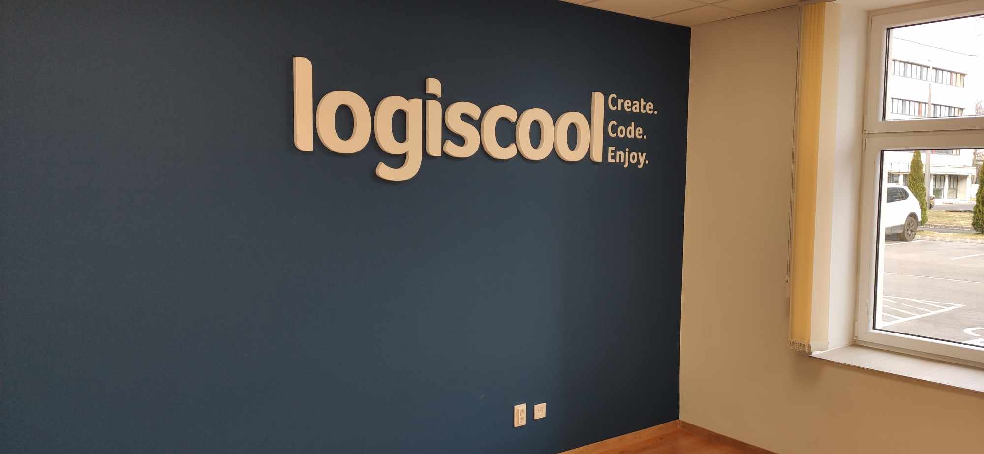 LogiSchool beltéri felirat