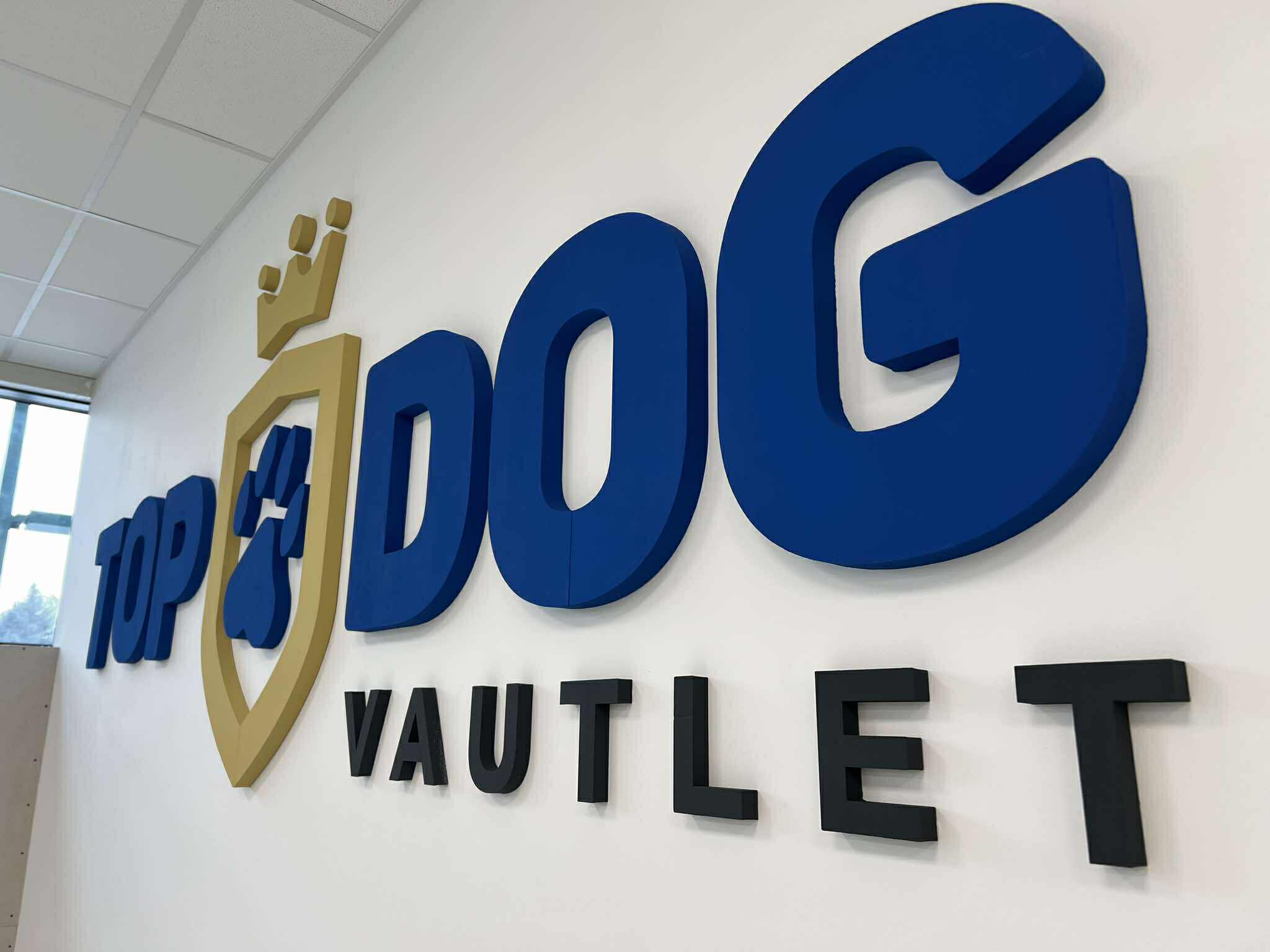 TopDog Vautlet térbetűk logóval