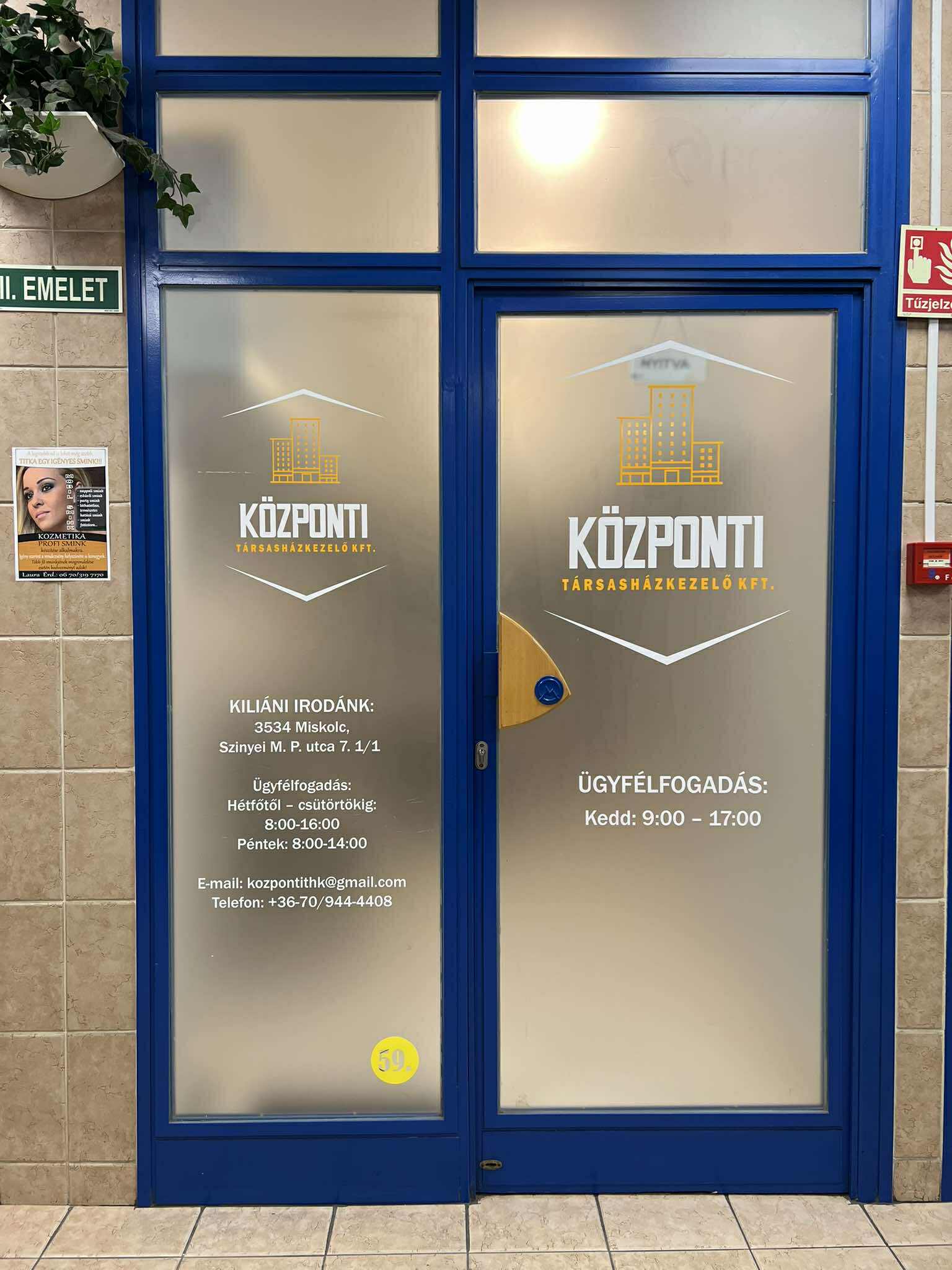 Központi Társasházkezelő bejárat – belátásgátló fólia