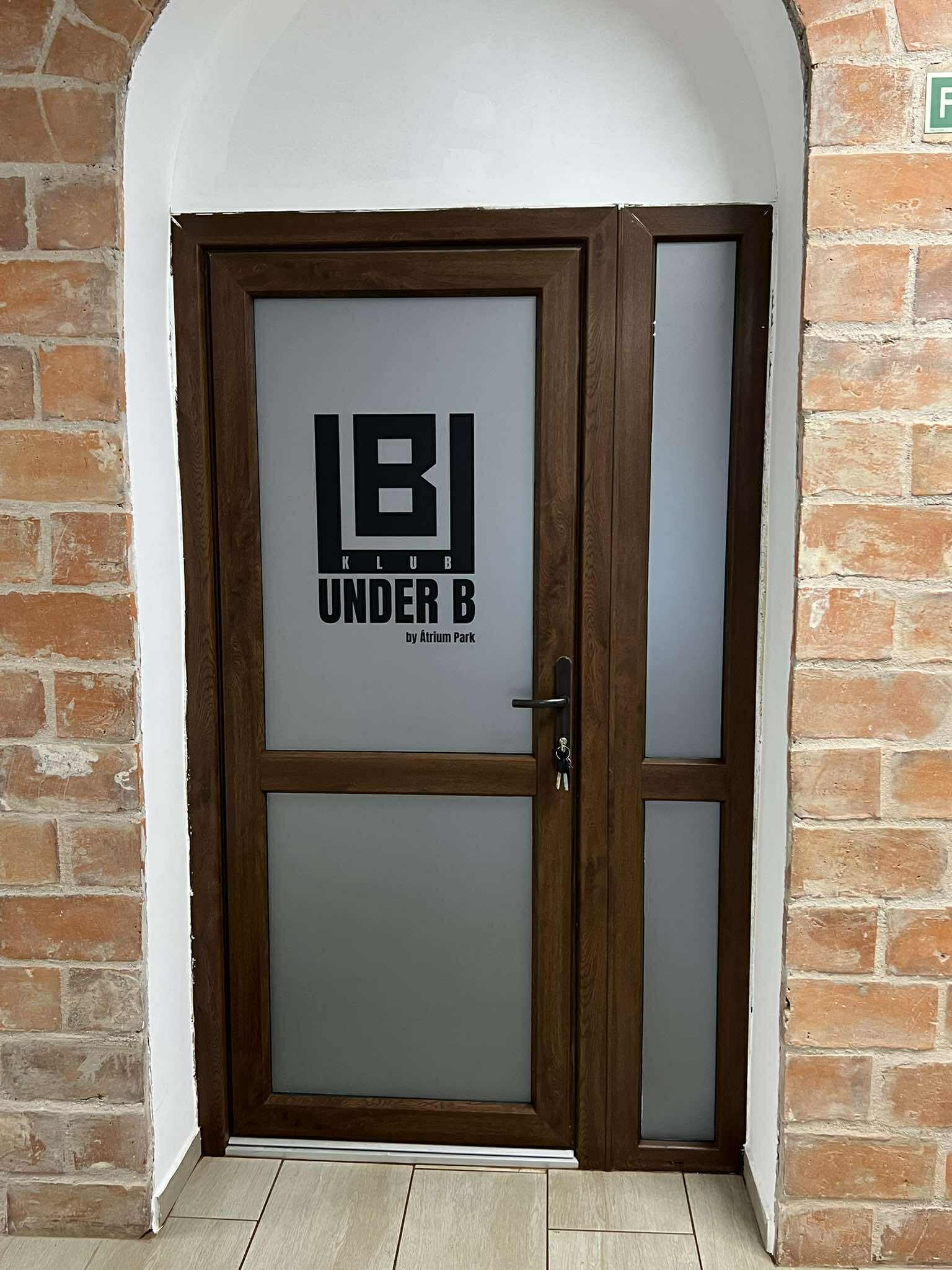 Under B Klub bejárati ajtó opálfólia