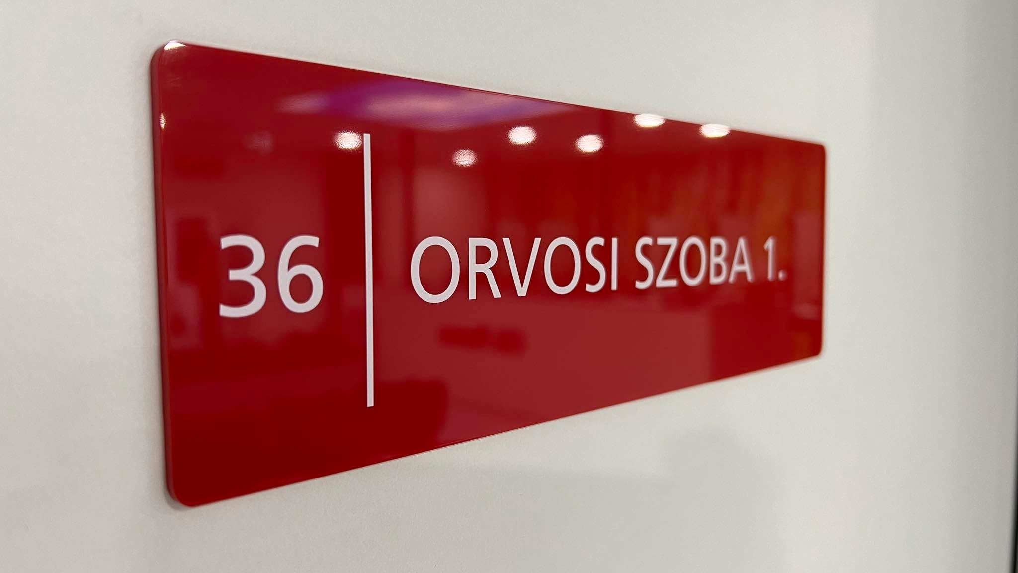 CSL Plazma kezelőhelyiség plexitábla