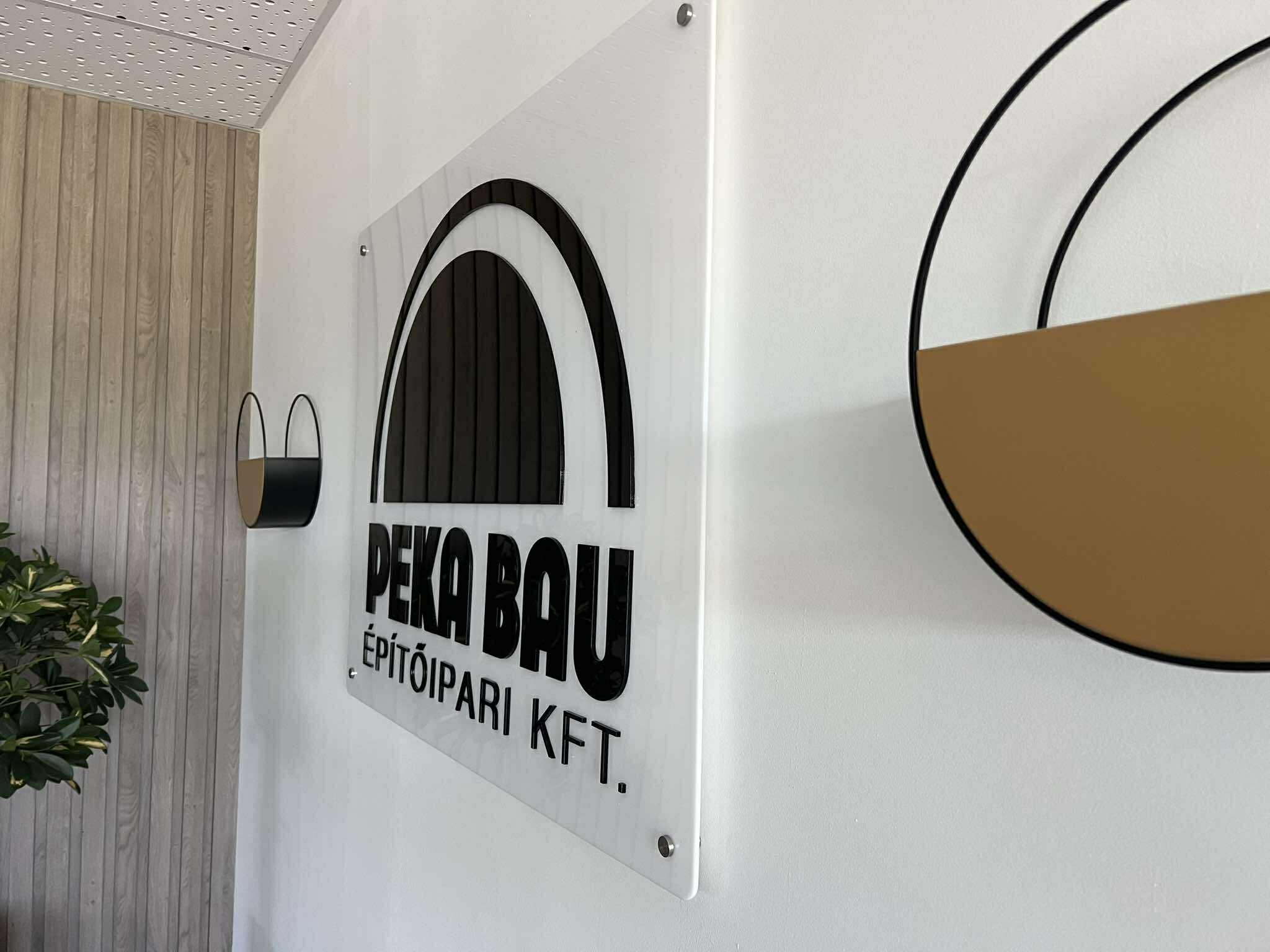 PékaBau plexi cégtábla