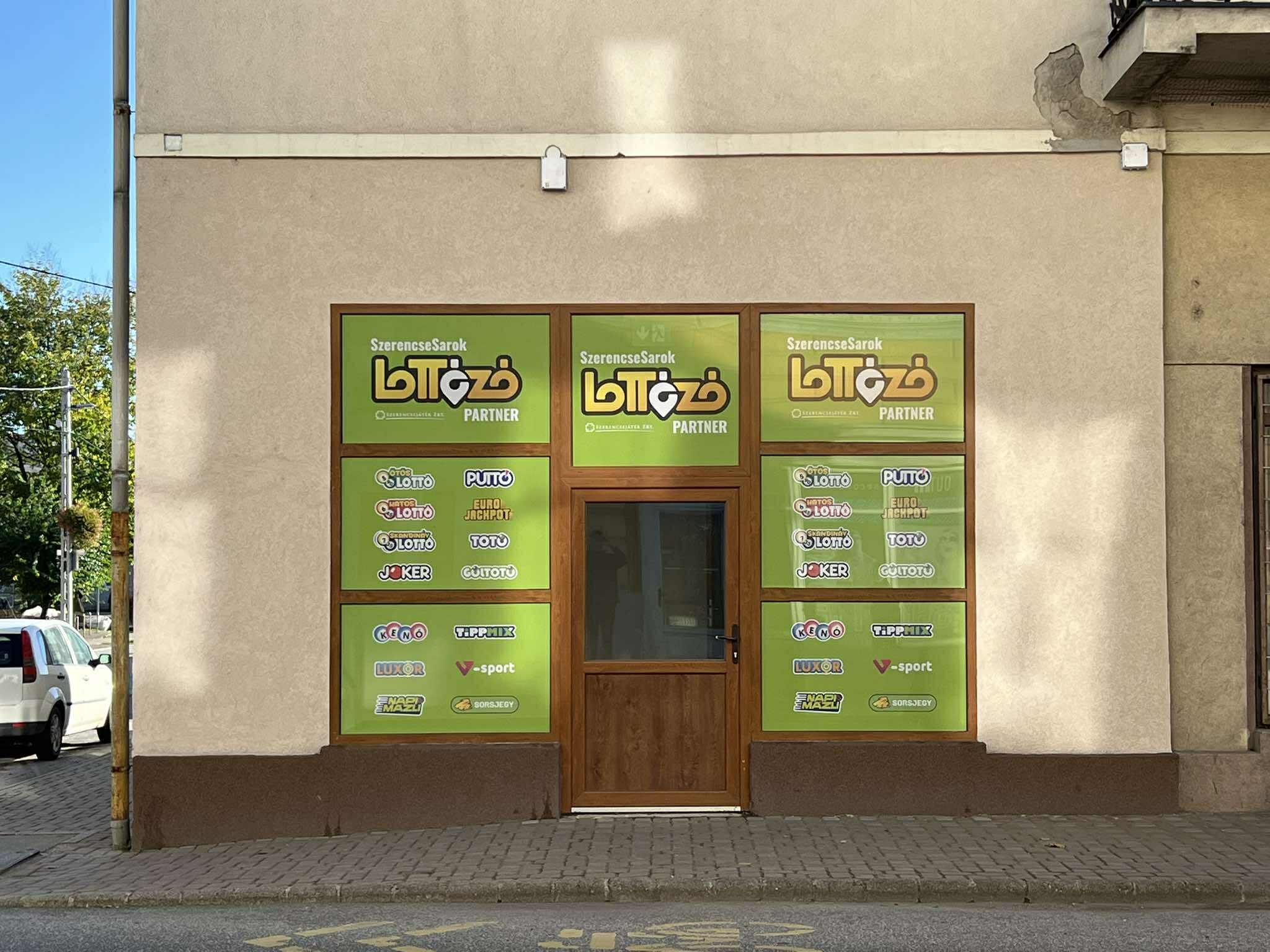 Lottózó bejárat dekoráció