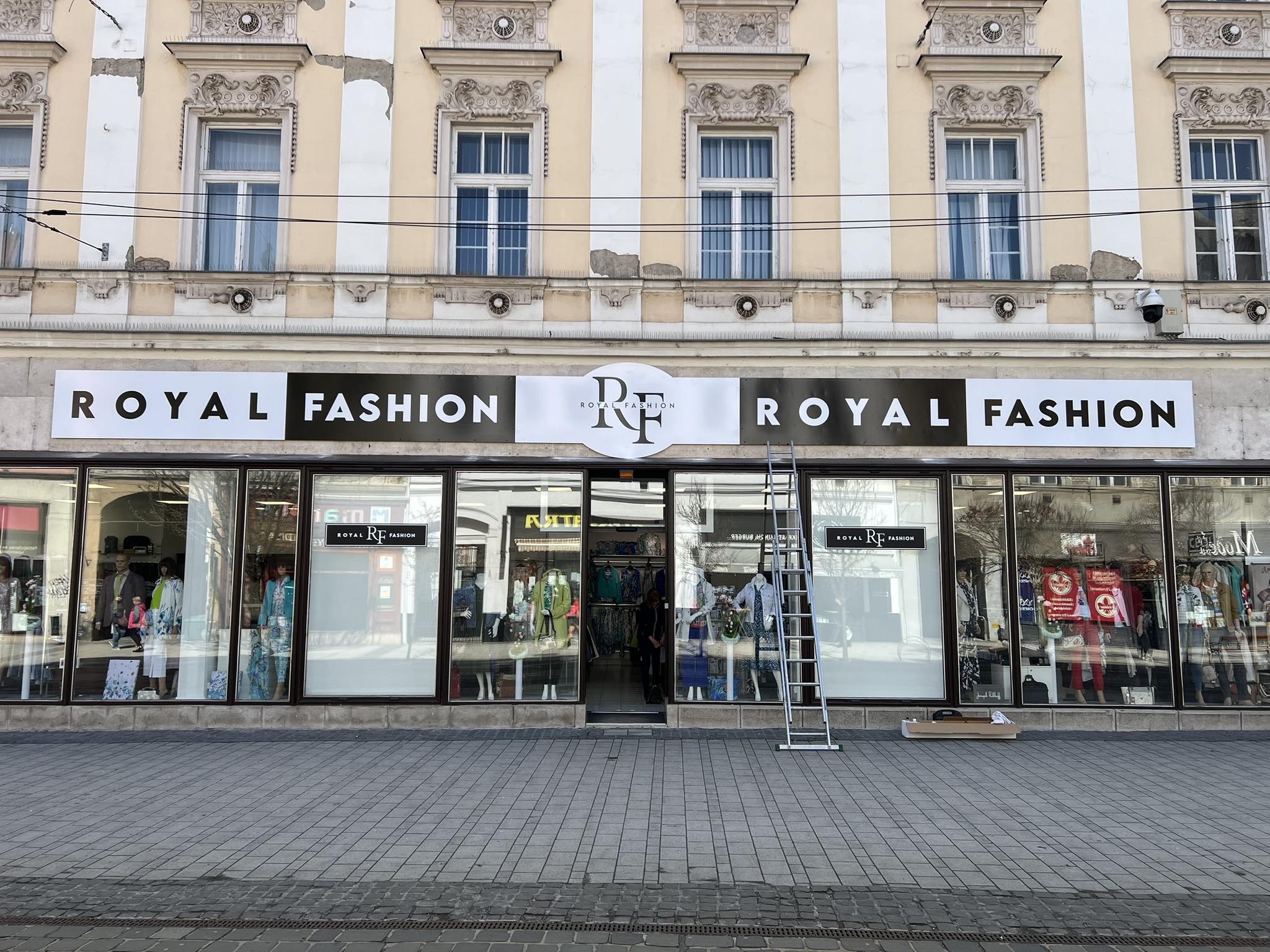 Royal Fashion cégtábla