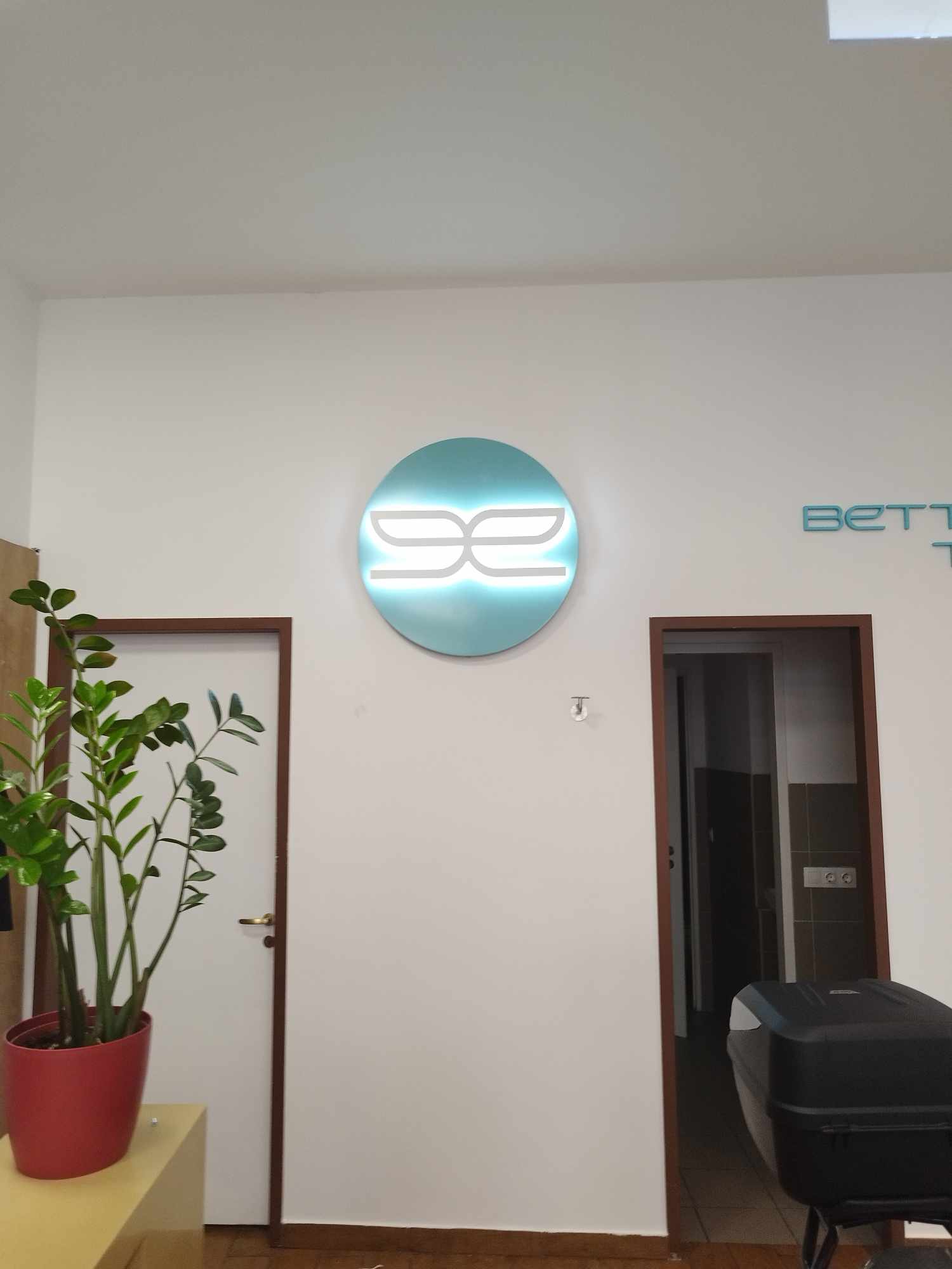 Beltéri világító cégtábla