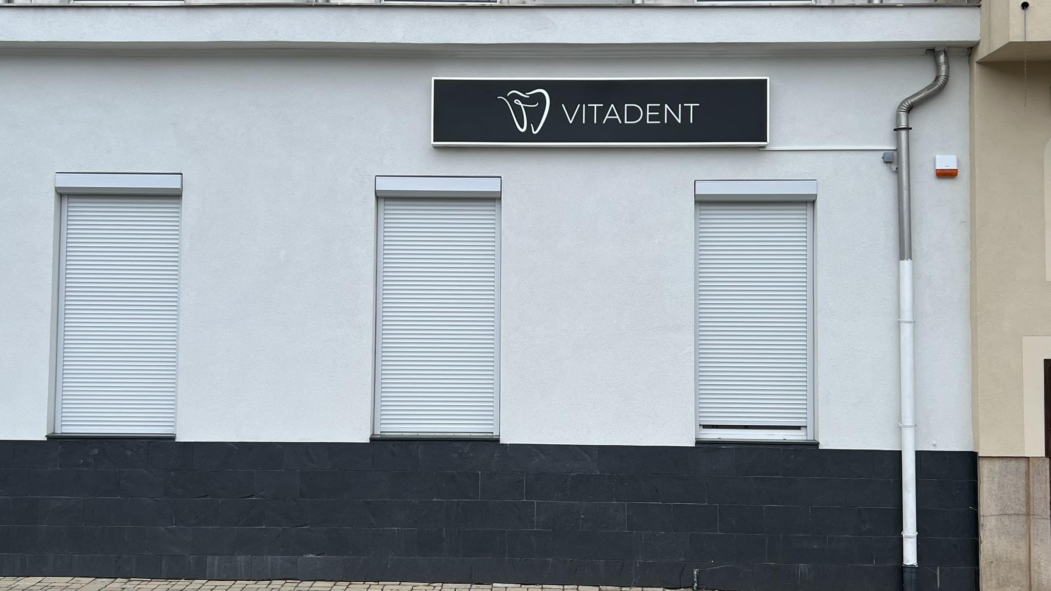 Vitadent Miskolc világítótábla