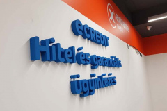 E-digital térbeli feliratok