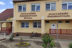 Önkormányzati homlokzat felirat