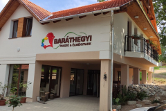 Baráthegyi Majorság homlokzati logó