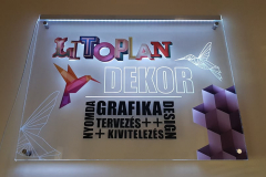 Élvilágító plexi reklámtáblák